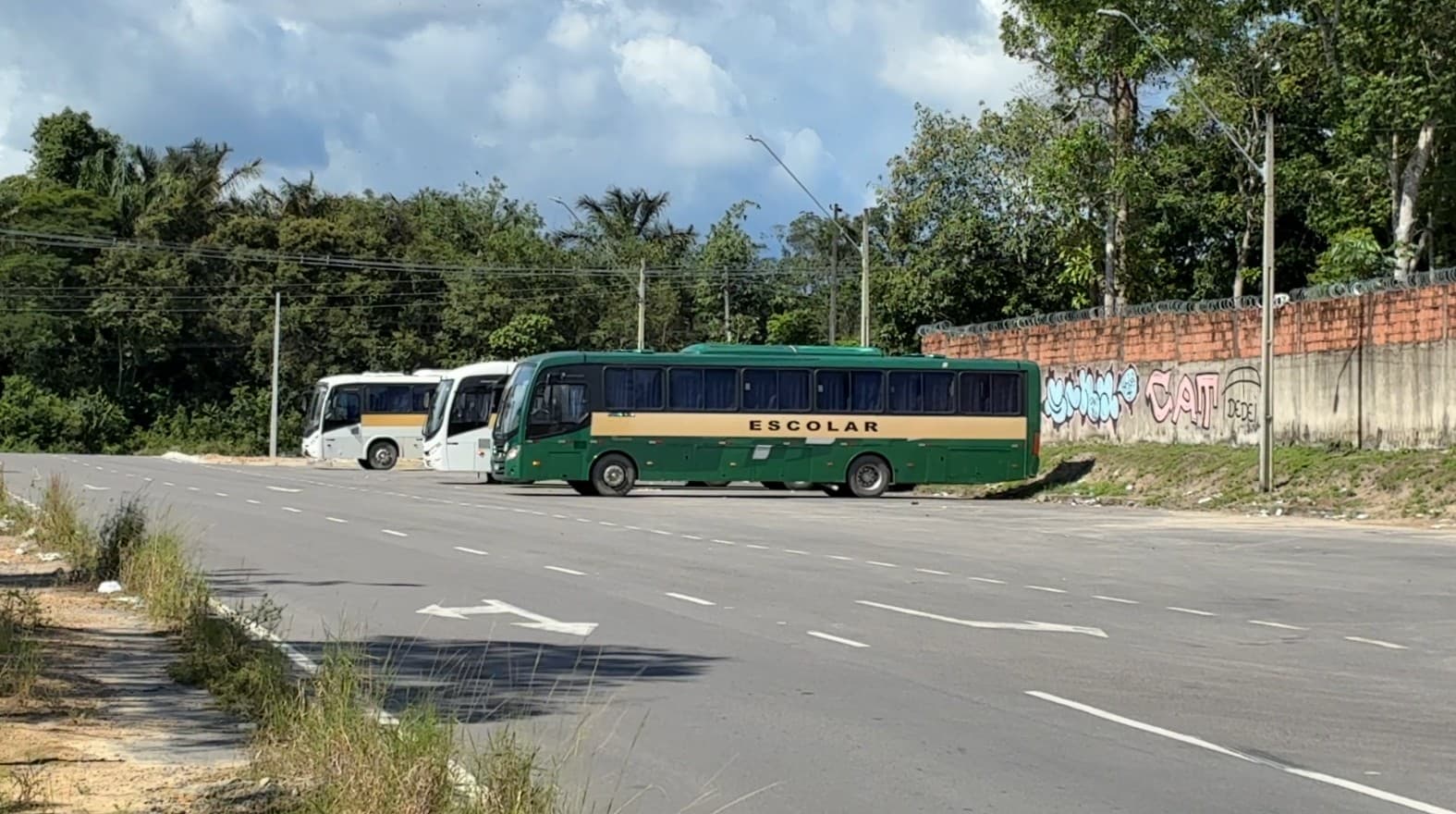 Trecho da BR-174 no Ramal Cláudio Mesquita, zona Norte de Manaus, com carro na pista.
