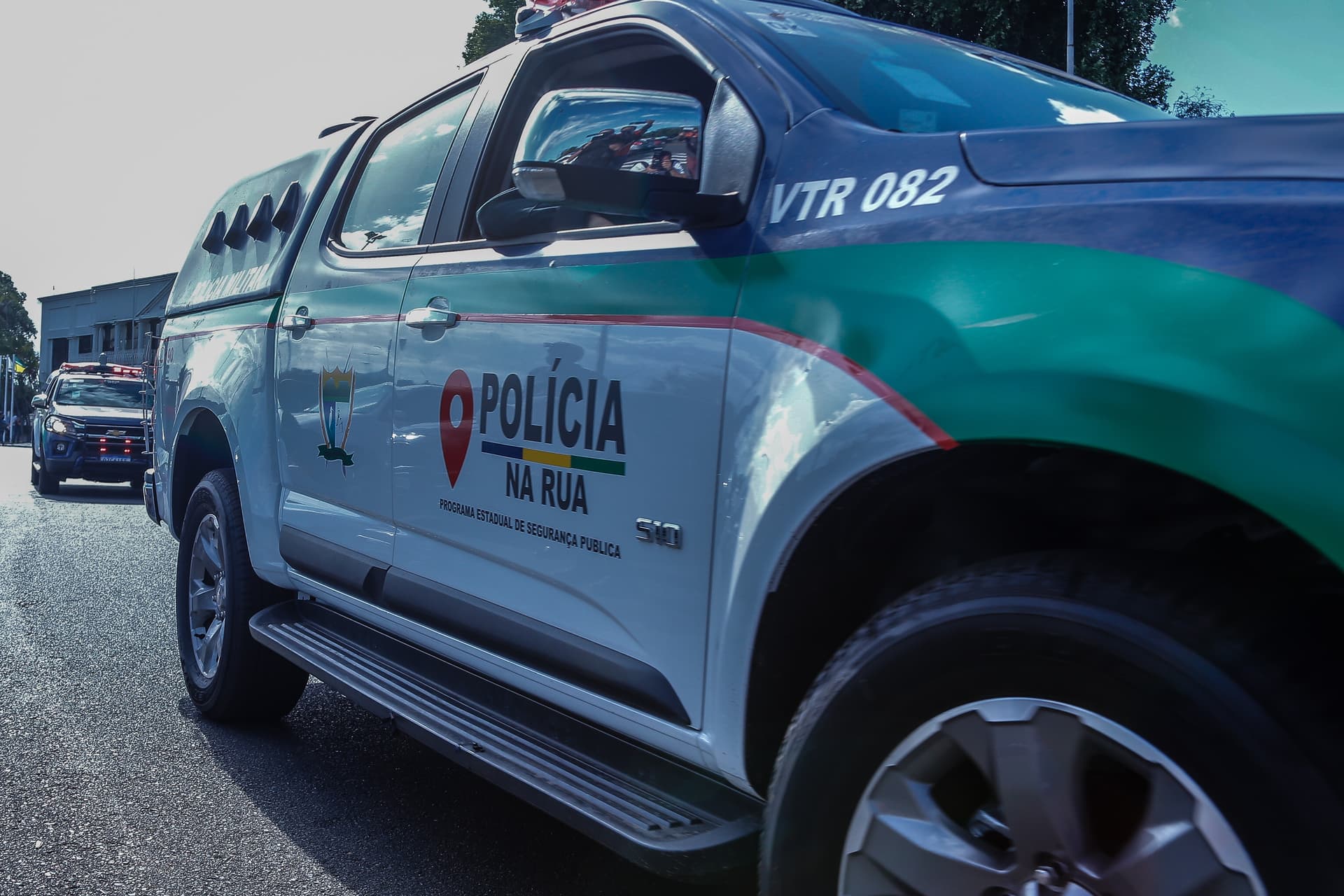 Viatura da Polícia Militar estacionada em via pública de Boa Vista durante patrulhamento noturno.
