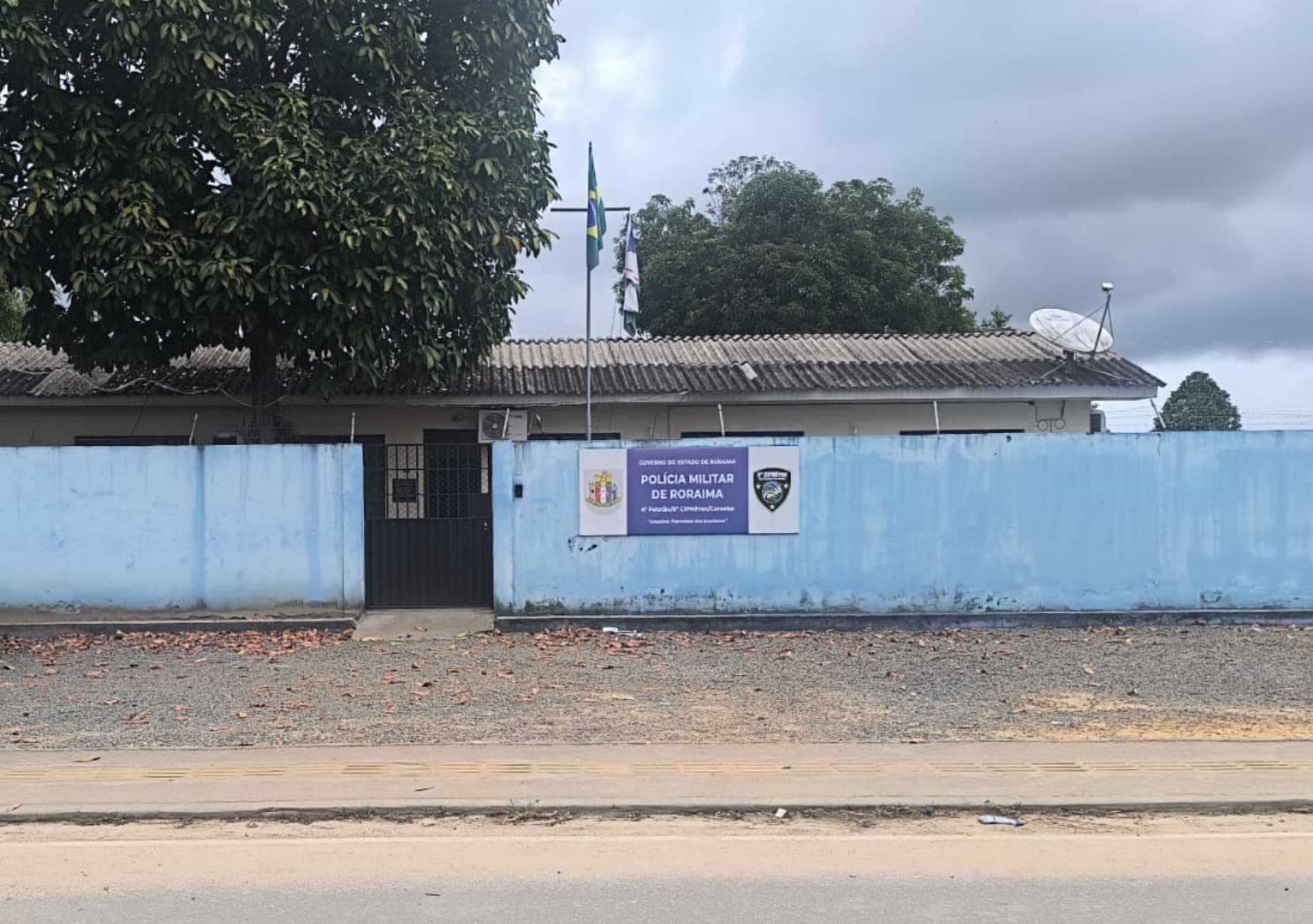 Viatura da Polícia Militar estacionada em via pública de Caroebe, no Sul de Roraima.
