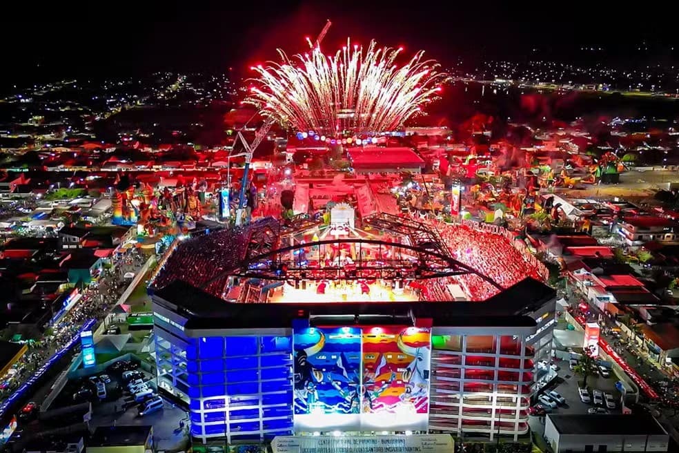 Câmera focada em uma das cabines de jurados no Bumbódromo durante apresentação noturna.