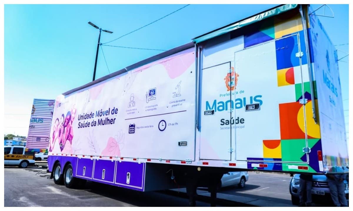 Unidade móvel de saúde estacionada em rua residencial de Manaus com equipe de atendimento.