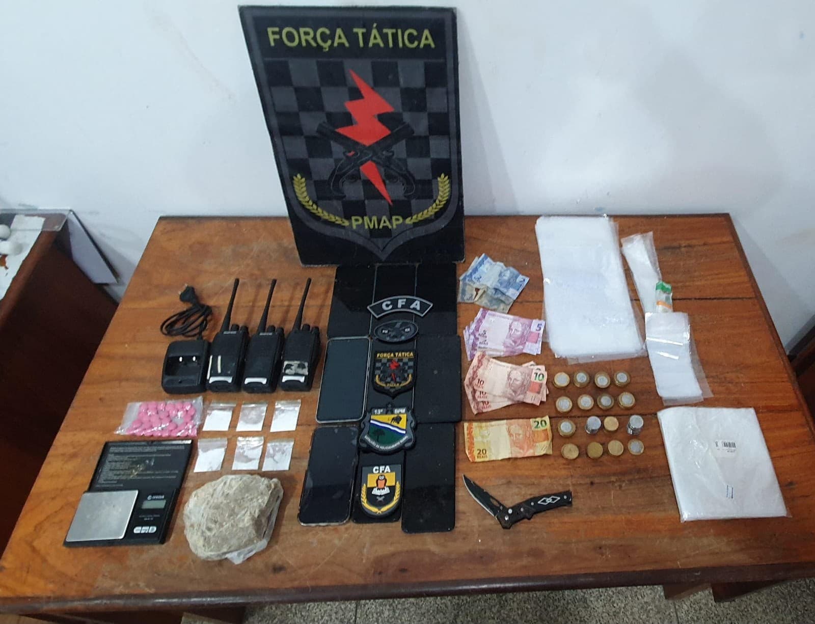 Viatura da Polícia Militar estacionada em via pública do bairro dos Congós durante operação de patrulhamento.