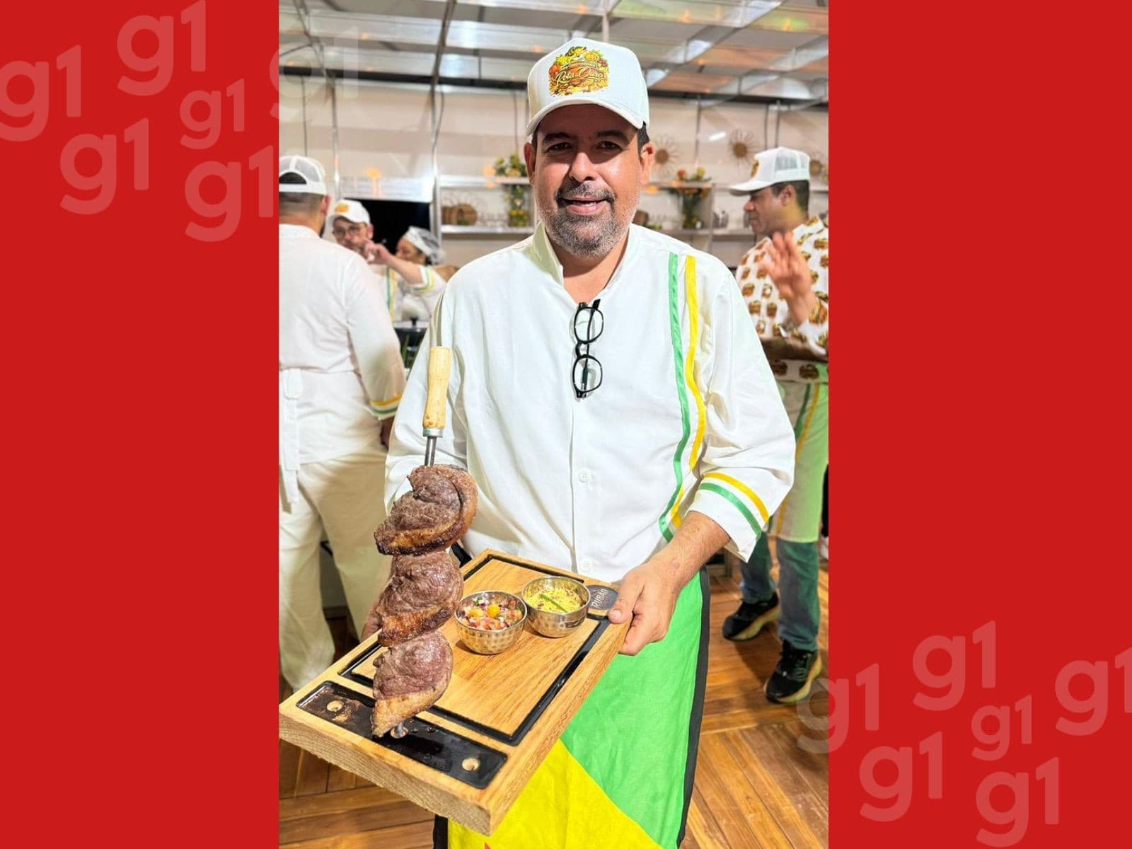 Chef Rubão Neto manuseia utensílios em cozinha profissional em Rio Branco.