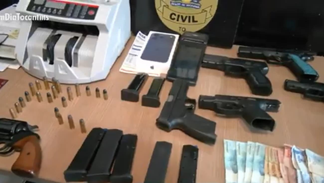 Policial federal examina veículo apreendido durante operação contra tráfico de drogas em Palmas.