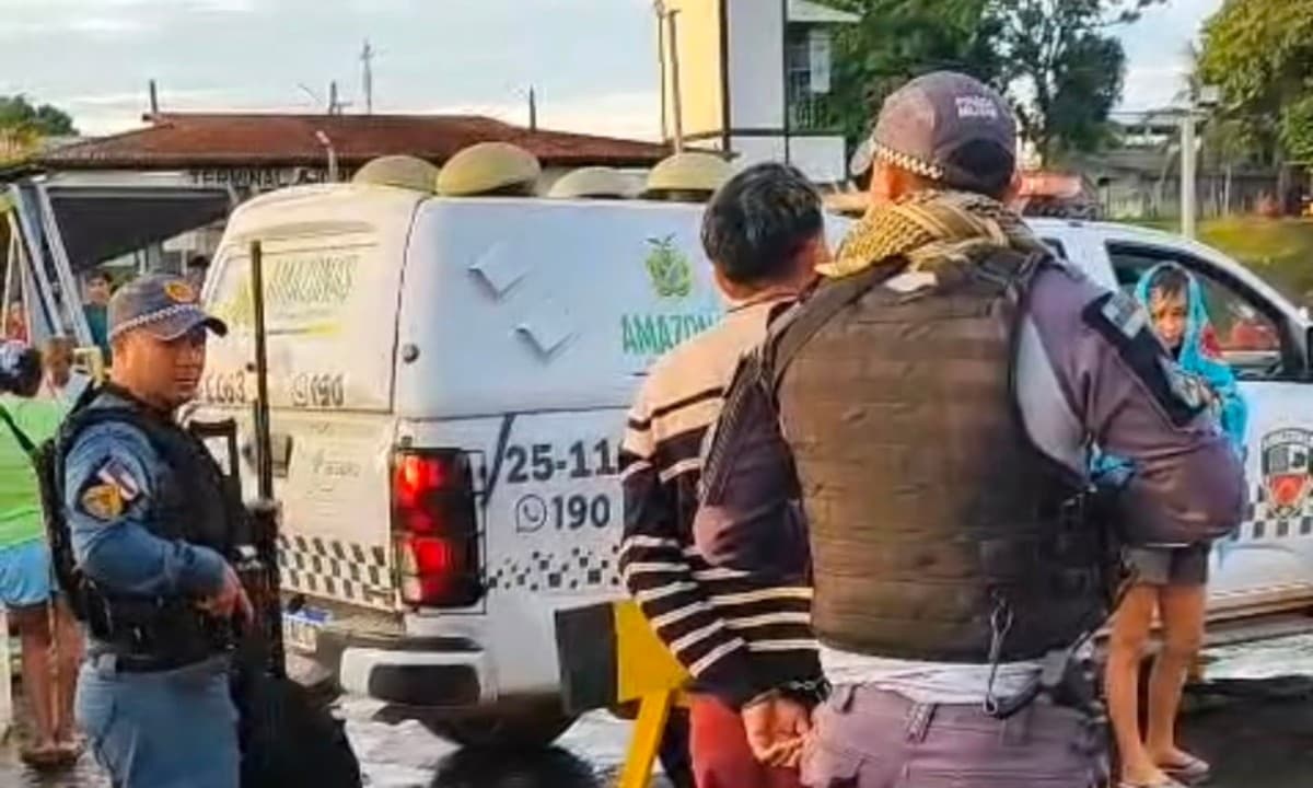 Viatura policial atracada em casa flutuante em rio no interior do Amazonas.