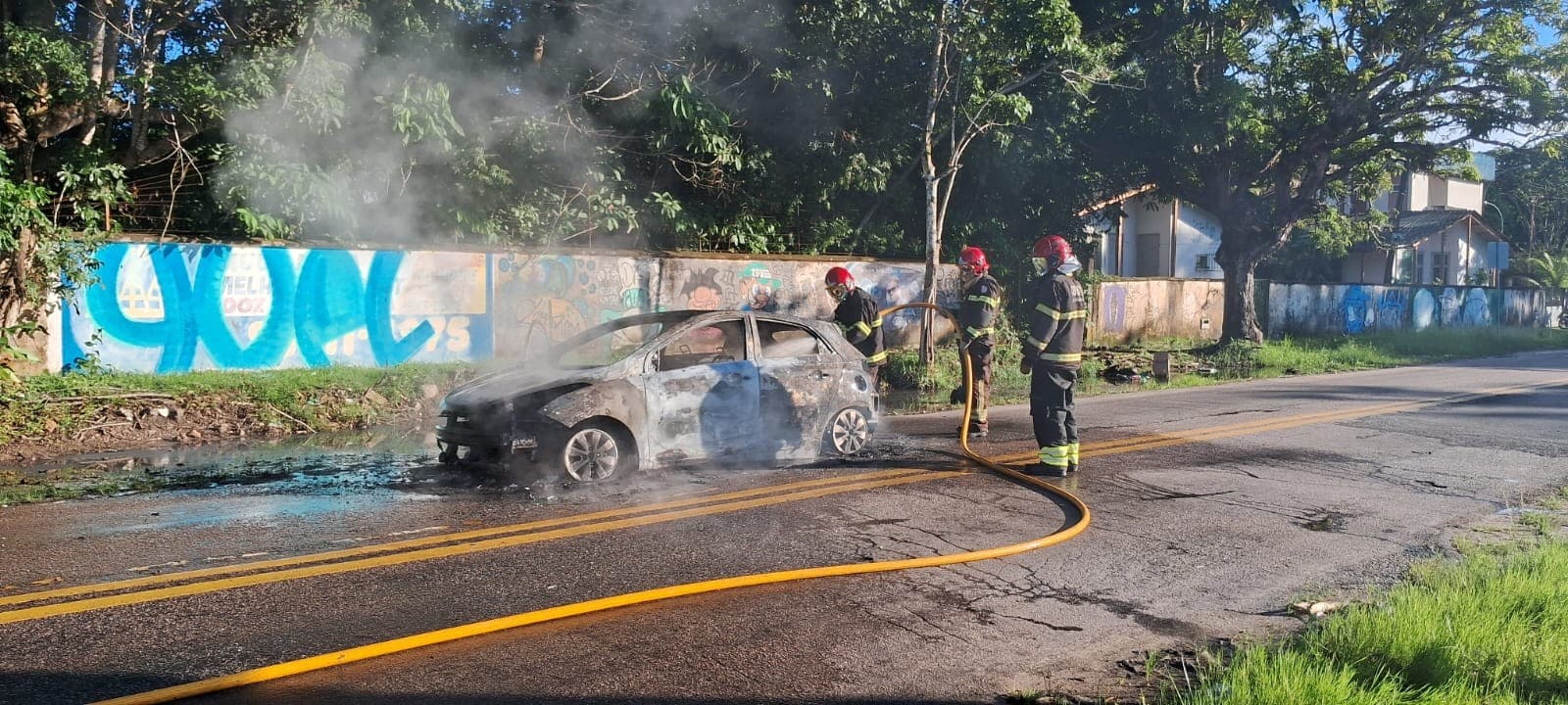 Veículo carbonizado na beira da Avenida Beira-Mar em Mosqueiro.