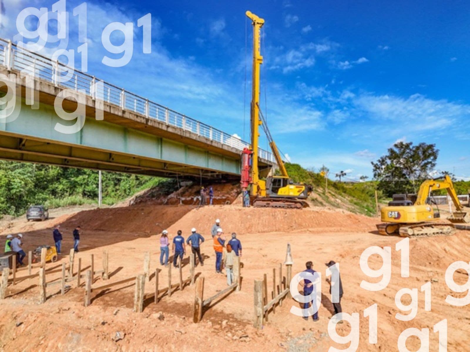 Ponte de concreto sobre o Rio Caeté na BR-364, com placa de sinalização de trânsito ao lado.