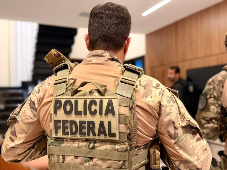 Viatura da Polícia Federal estacionada em via pública de Manaus durante cumprimento de mandado.