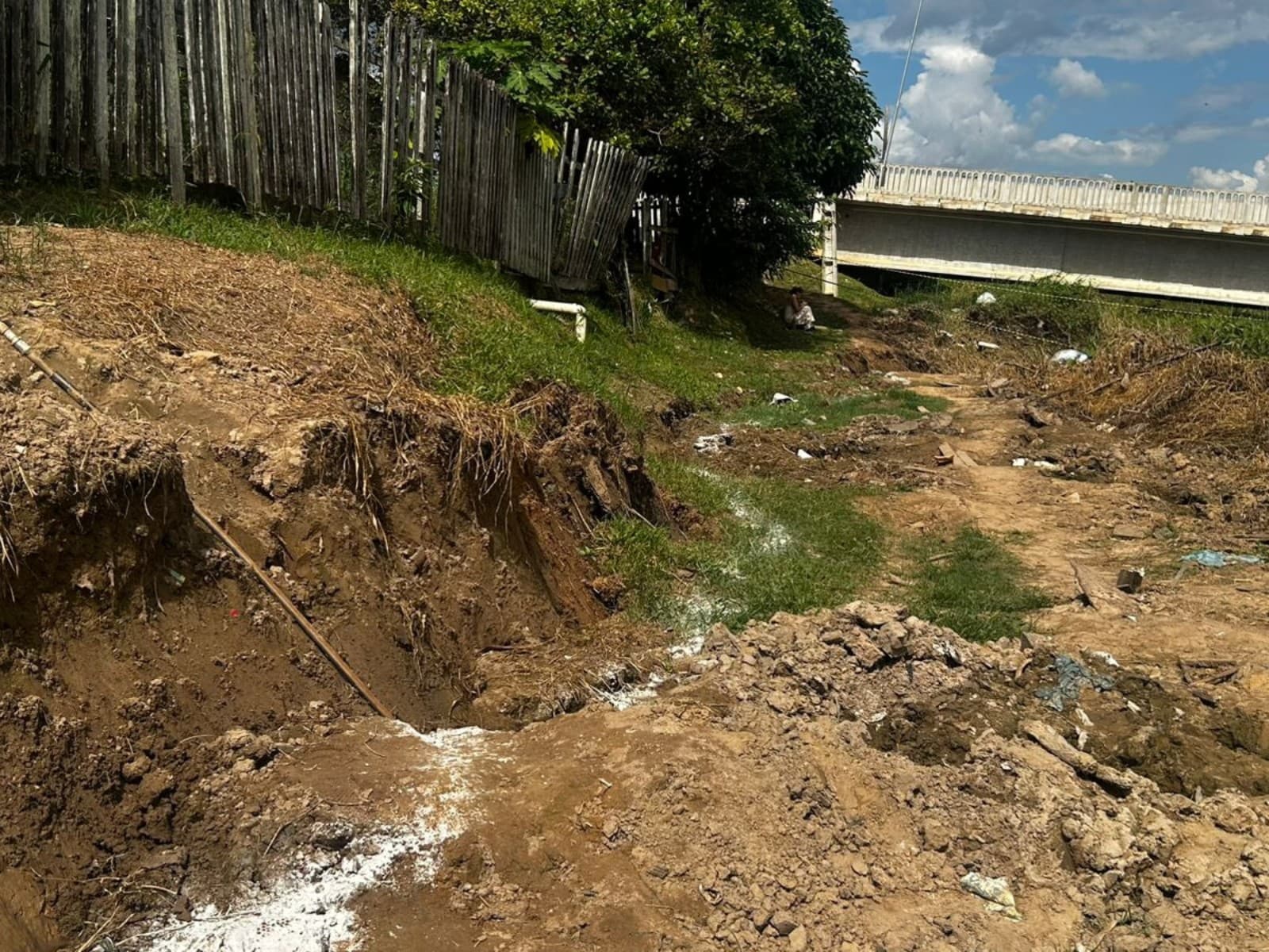 Margens de rio com solo erosionado próximo a onde ponte caiu em Sena Madureira (AC).