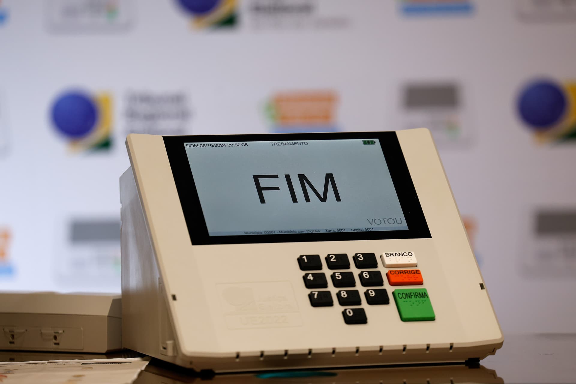 Tela de computador exibe reunião virtual com múltiplos participantes em vide conferência.