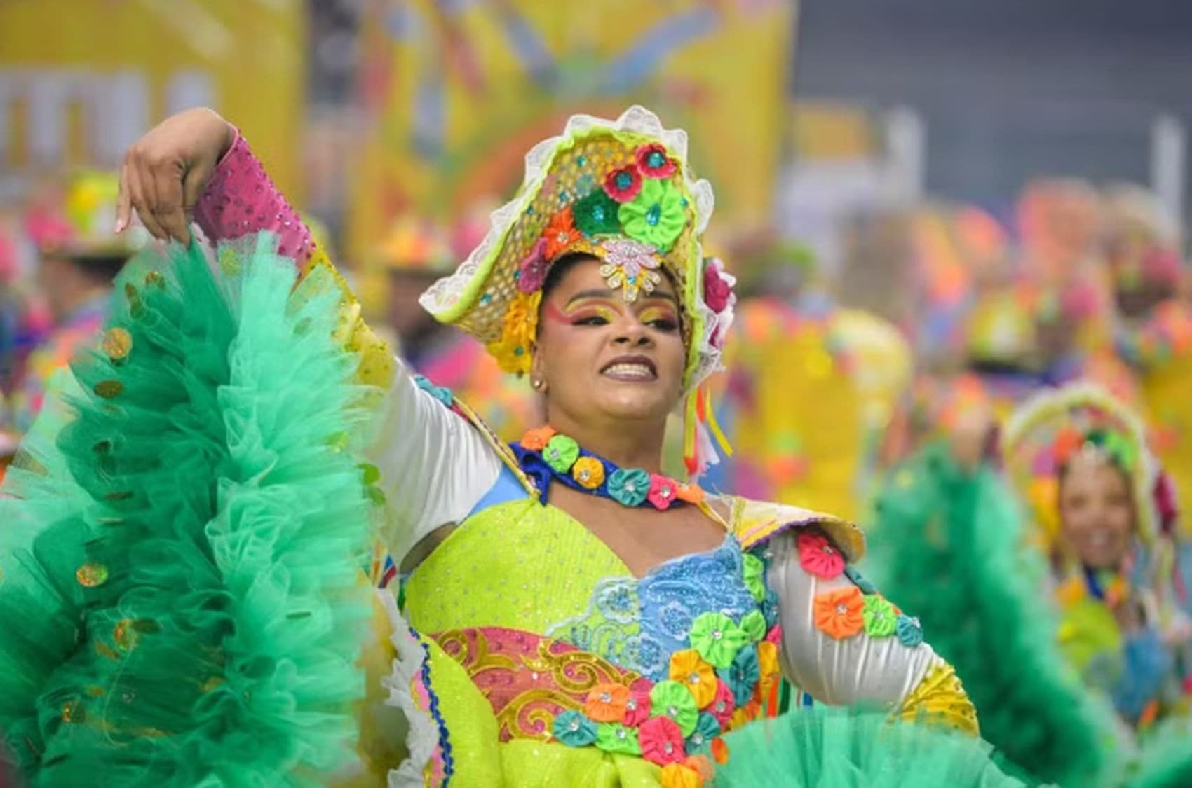 Bandeirinhas coloridas presas em fio cruzando rua residencial em Macapá durante preparação para festa.