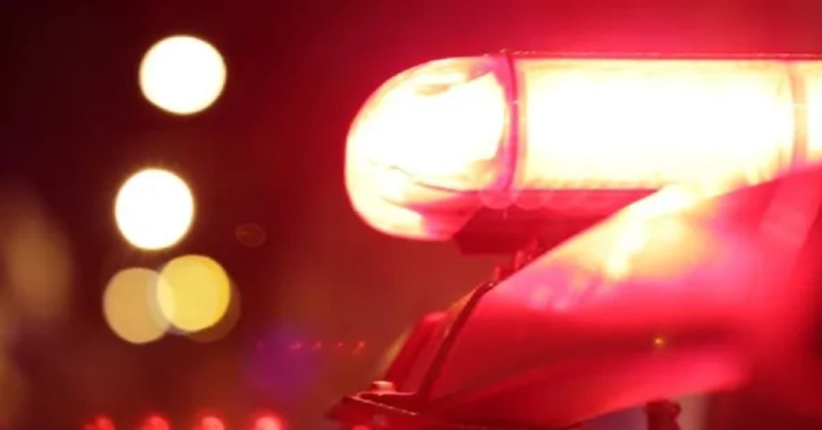 Viatura da Polícia Militar estacionada em rua residencial em Paragominas durante perícia.