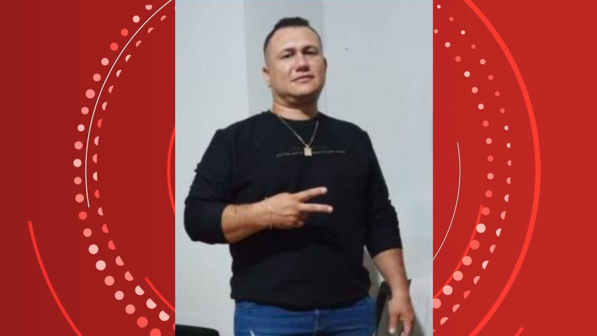Viatura da Polícia Civil e fita de isolamento em via pública do Centro de Vilhena.