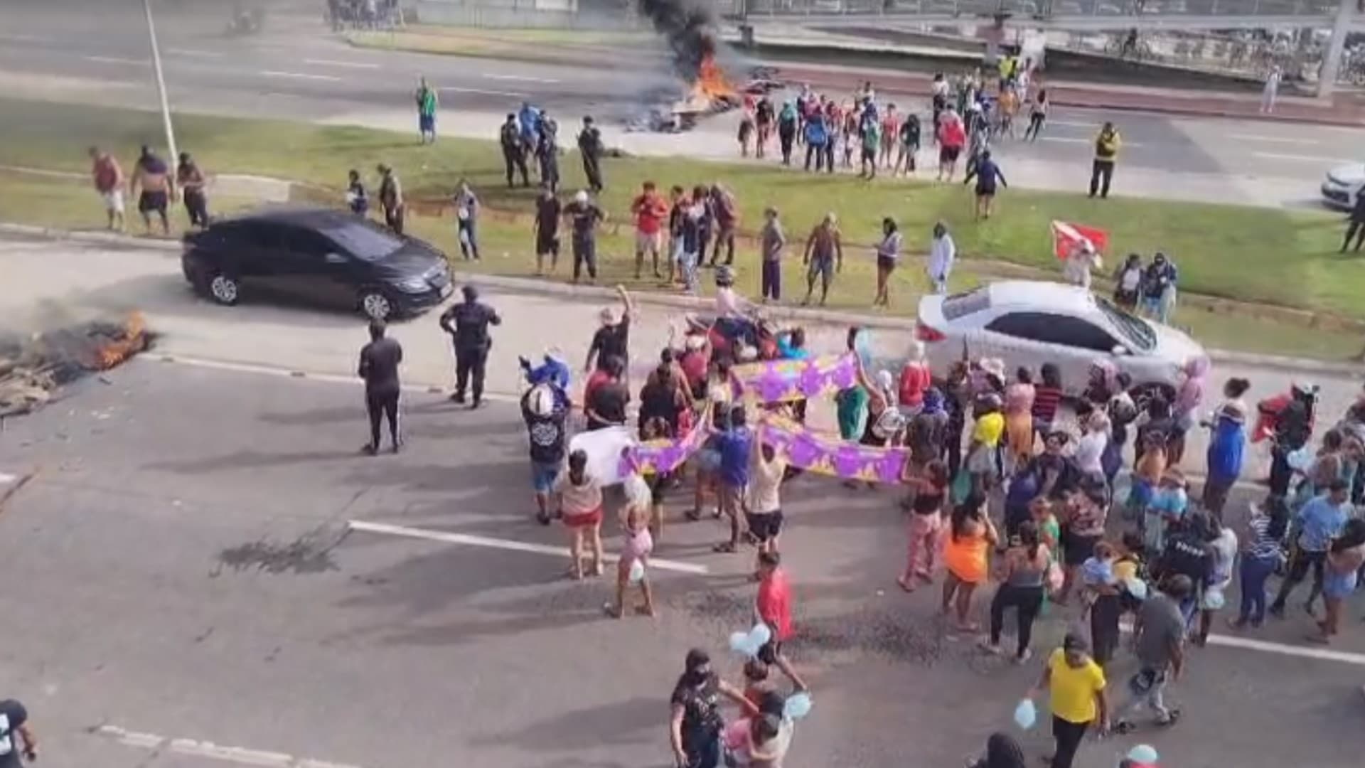 Pneus queimados na pista da BR-316 bloqueiam via em Marituba.