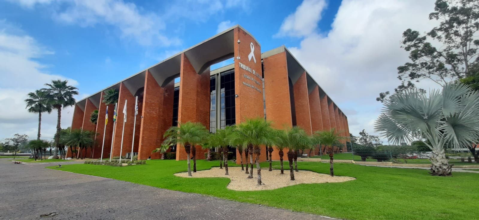 Fachada de cartório de registro de imóveis em cidade do interior do Tocantins.