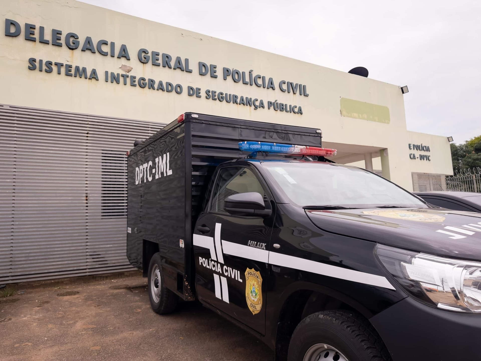 Viatura da Polícia Civil estacionada em rua do Centro de Sena Madureira.