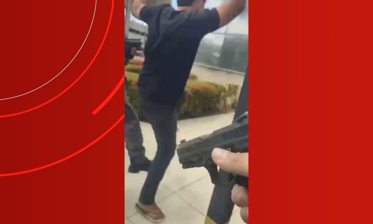 Viatura da Polícia Militar parada em via pública próxima ao Viaduto do Manôa, na Zona Norte de Manaus.
