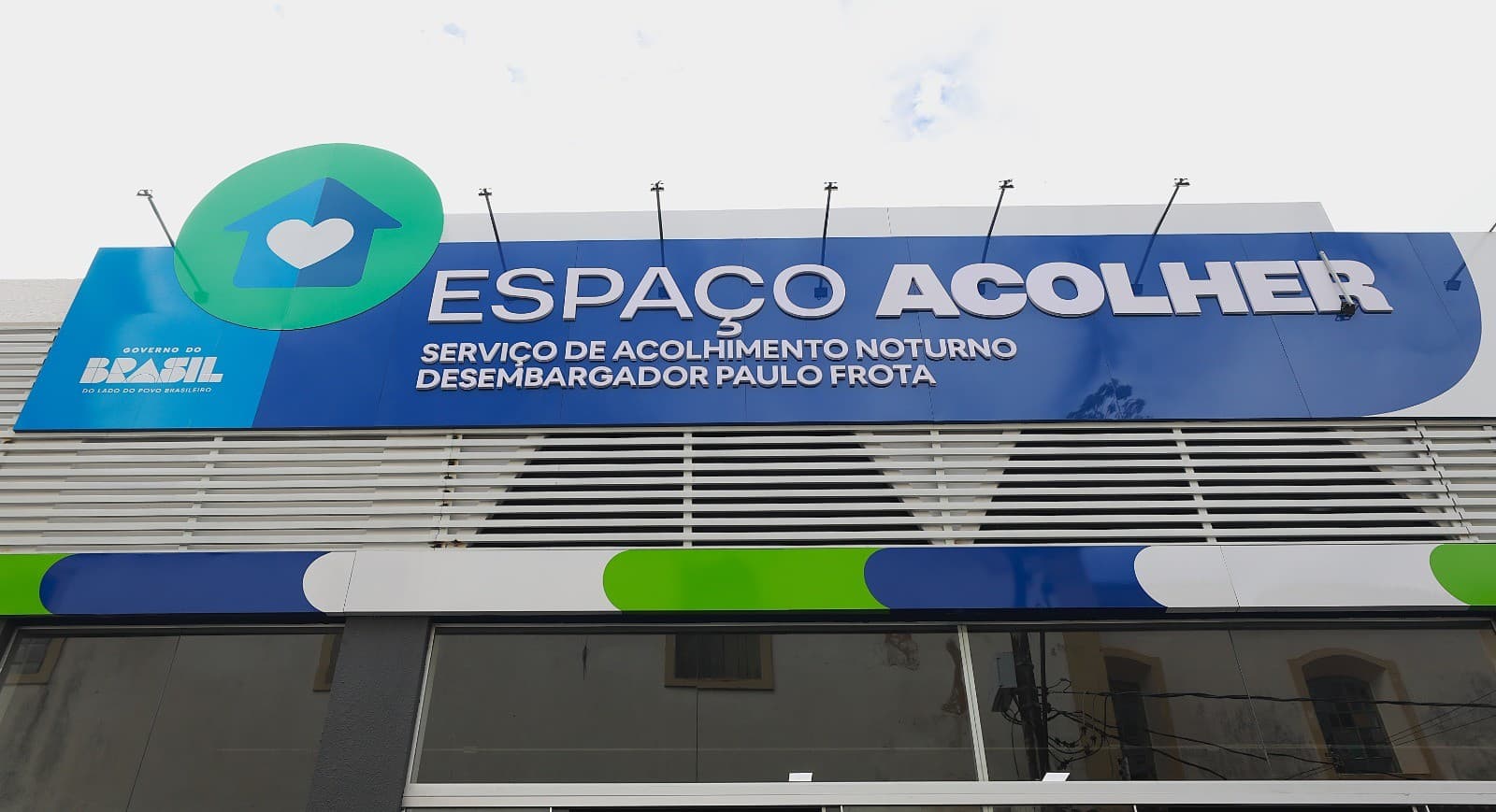 Fachada do abrigo Espaço Acolher durante a noite em Belém.