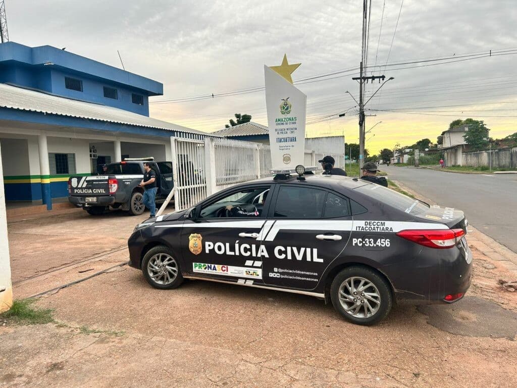 Policial verifica local da ocorrência em sítio na zona rural de Itacoatiara.