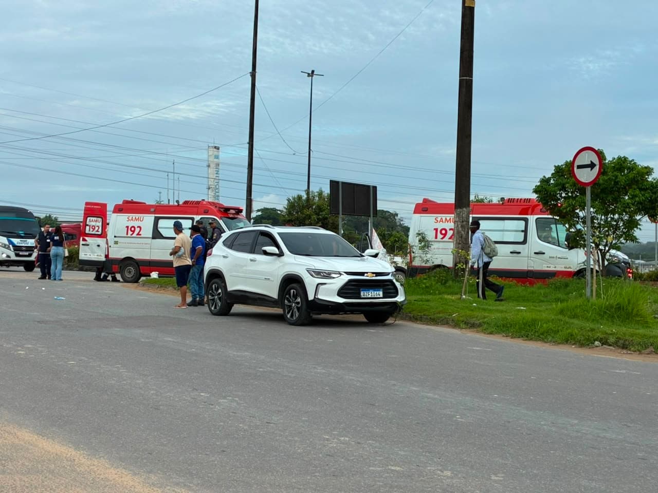 Viatura policial e equipe do Samu atendem vítimas em via pública na Zona Leste de Manaus.