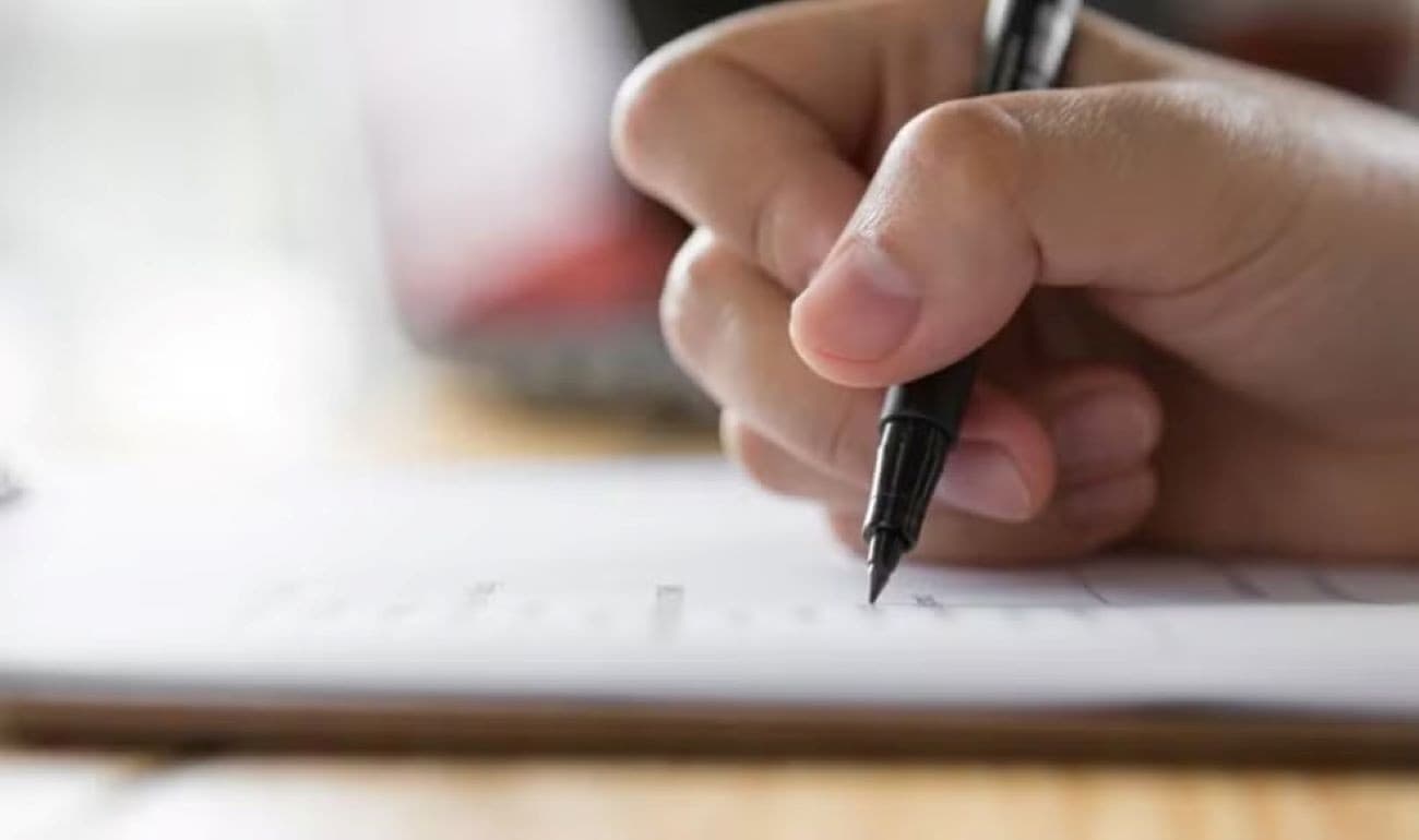 Estudante consulta computador em lan house na cidade de Macapá para realizar inscrição no Enem.