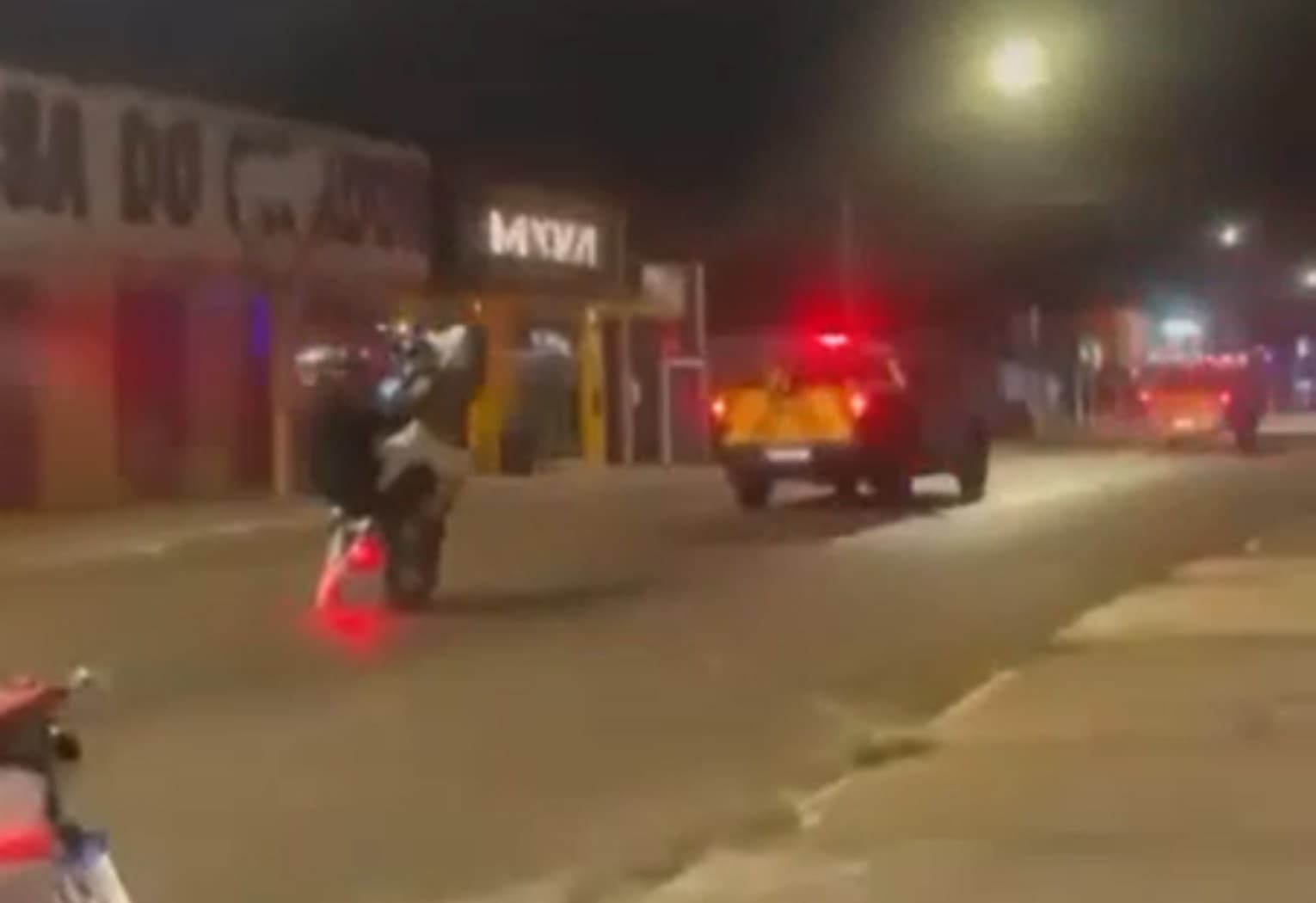 Capa de celular registra moto empinada em avenida de Colinas do Tocantins.