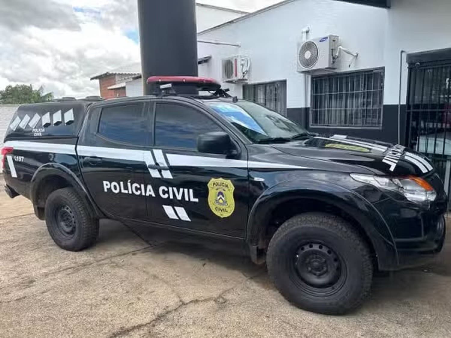 Viatura da Polícia Civil estacionada em via pública em Miracema do Tocantins.
