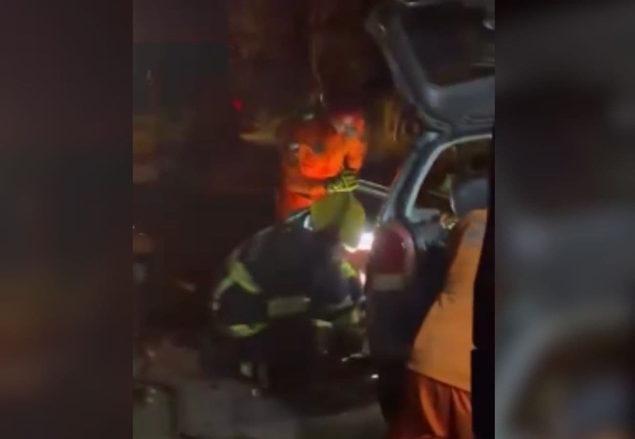 Destroços de carro na pista de rodovia no Tocantins após batida de frente.
