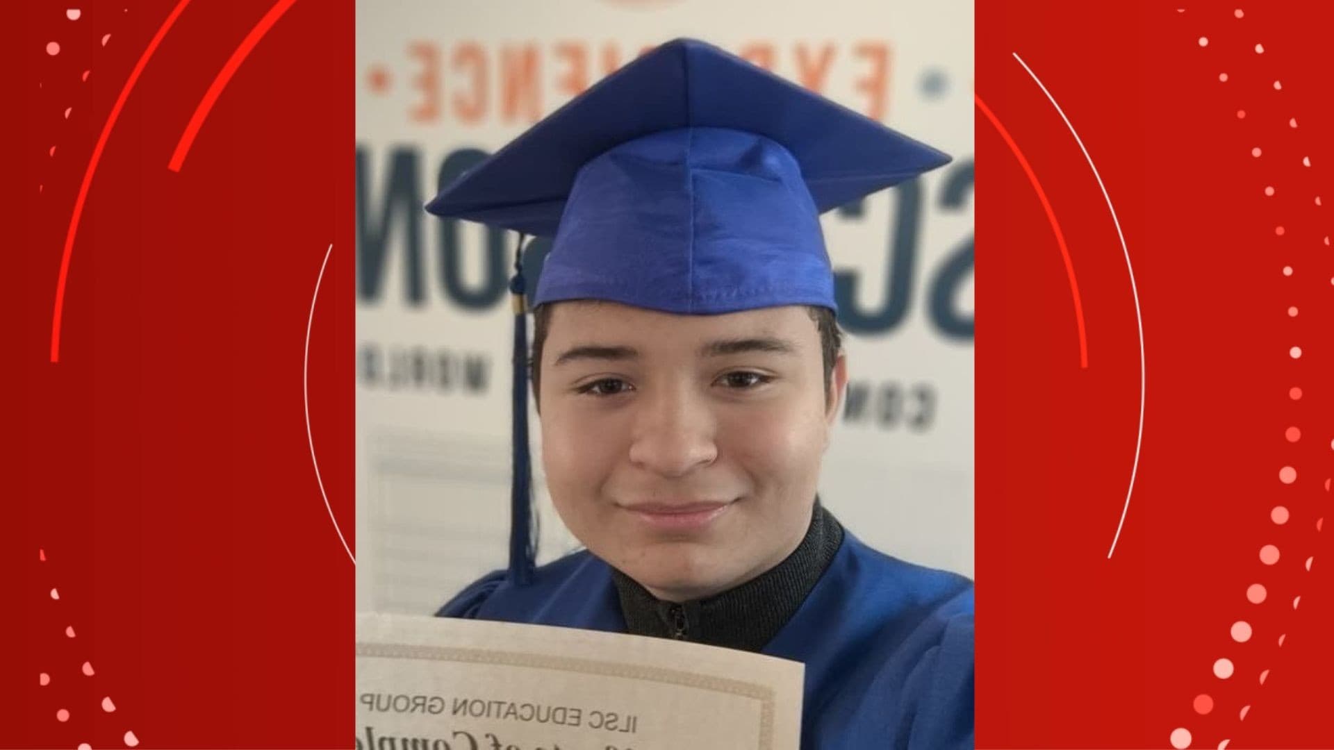 Mãos jovens seguram carta de aceitação de universidade sobre mesa simples de casa.
