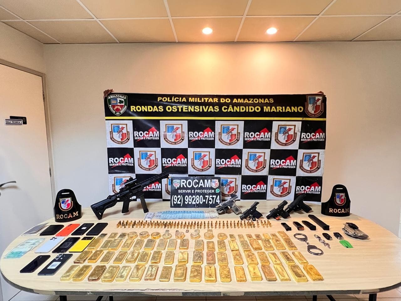 Viatura da Polícia Civil estacionada em via pública de Manaus durante diligência.