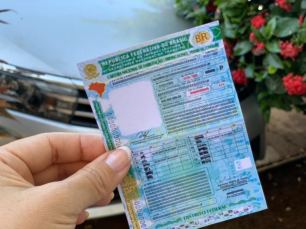 Viatura da Polícia Militar estacionada em via residencial de Boa Vista durante ocorrência.