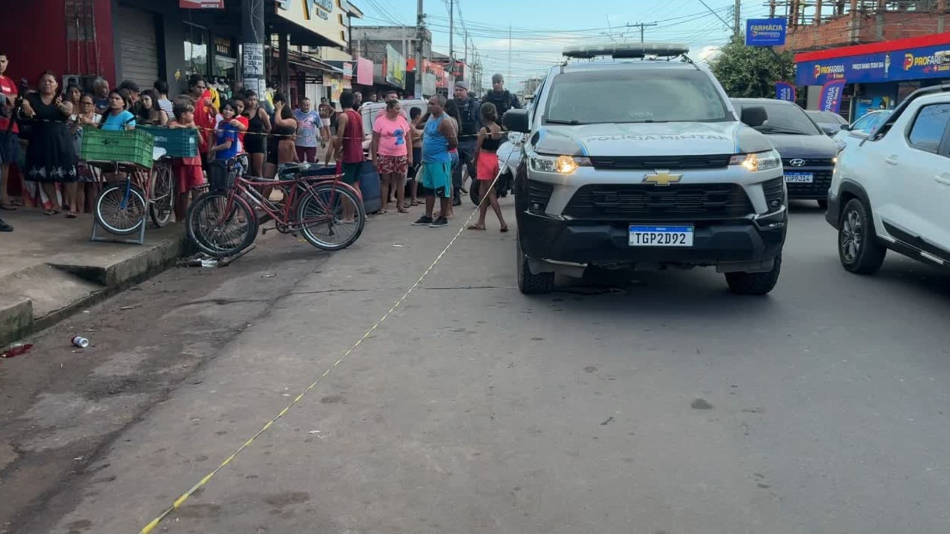 Viaturas da Polícia Civil e equipamentos de períncia em rua residencial do bairro do Muca.